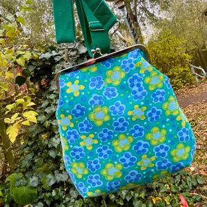 Väska ”Gerbera” med börsknäppe