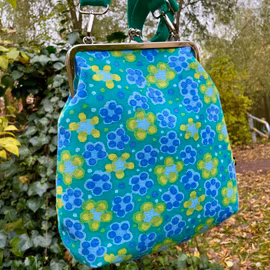 Väska ”Gerbera” med börsknäppe