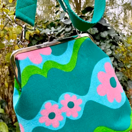 Väska ”Gerbera” med börsknäppe