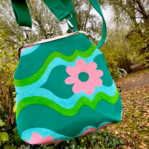 Väska ”Gerbera” med börsknäppe