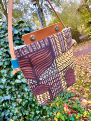 Mindre väska med läderdetaljer