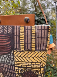 Mindre väska med läderdetaljer