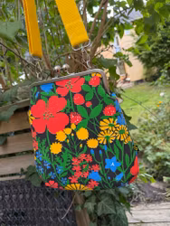 Väska "Gerbera" med börsknäppe