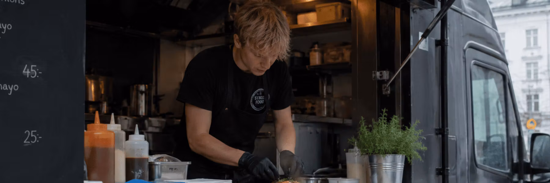 Arbetskläder för food trucks – Så väljer du rätt kläder för ett mobilt kök