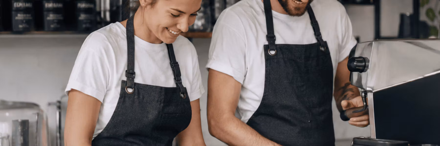 Hur väljer du arbetskläder till café? – Guide för cafépersonal och baristor