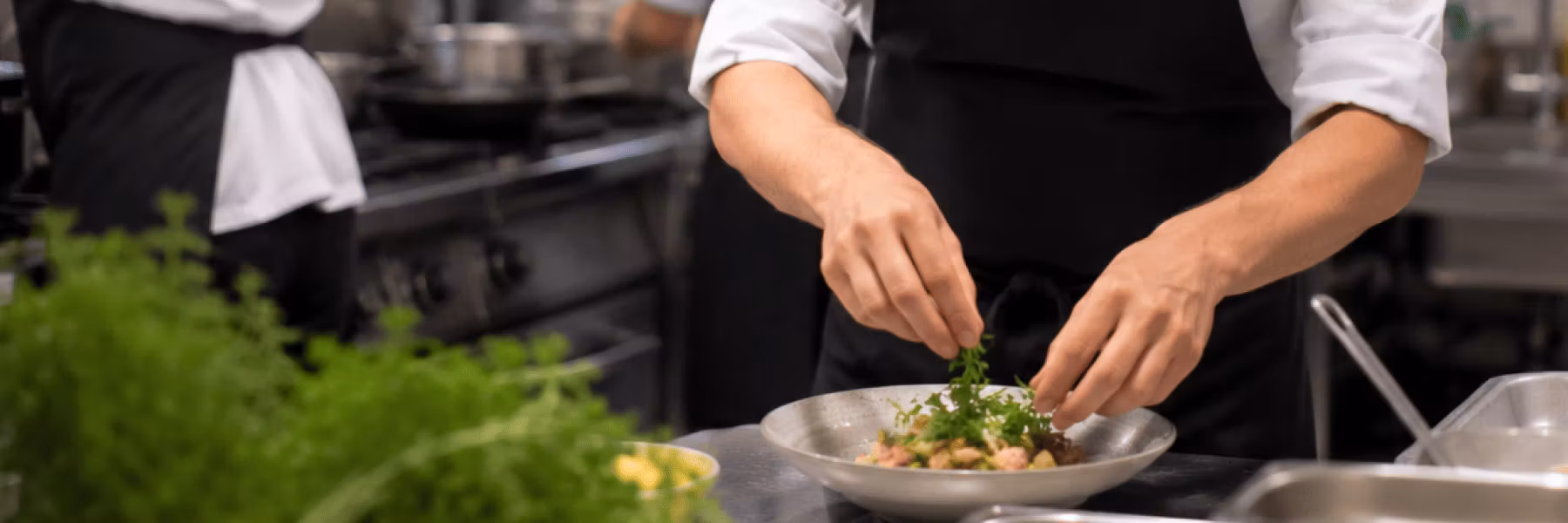 Vilka arbetskläder behövs i ett restaurangkök? – Komplett guide