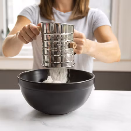 Mjölsikt med trähandtag | Nordic Ware