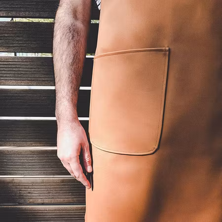 Terrakottafärgat förkläde i veganskt läder för kock och hobbybruk | Yako&Co