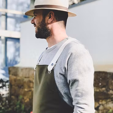 Skogsgrönt förkläde i veganskt läder för kock och servering | Yako&Co
