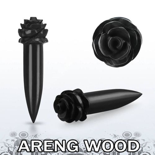 Töjning i areng wood trä med handkarvad ros