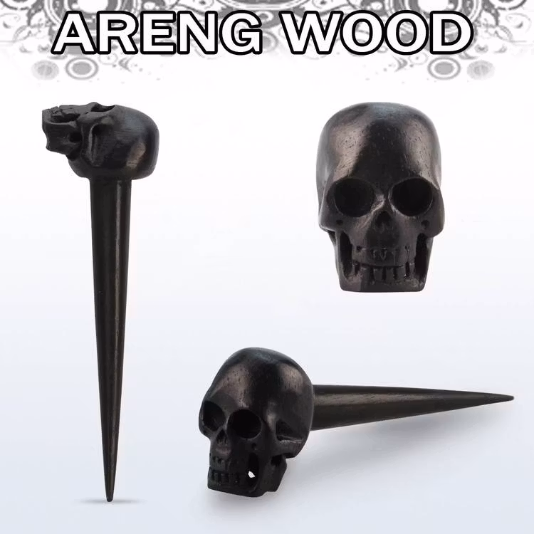 Töjning i areng wood trä med handkarvad dödskalle