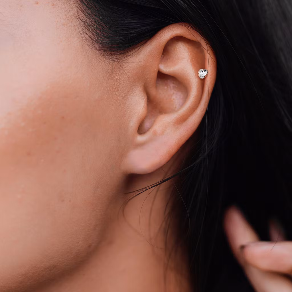 Tragus barbell 1.2mm med hjärtformad crystal