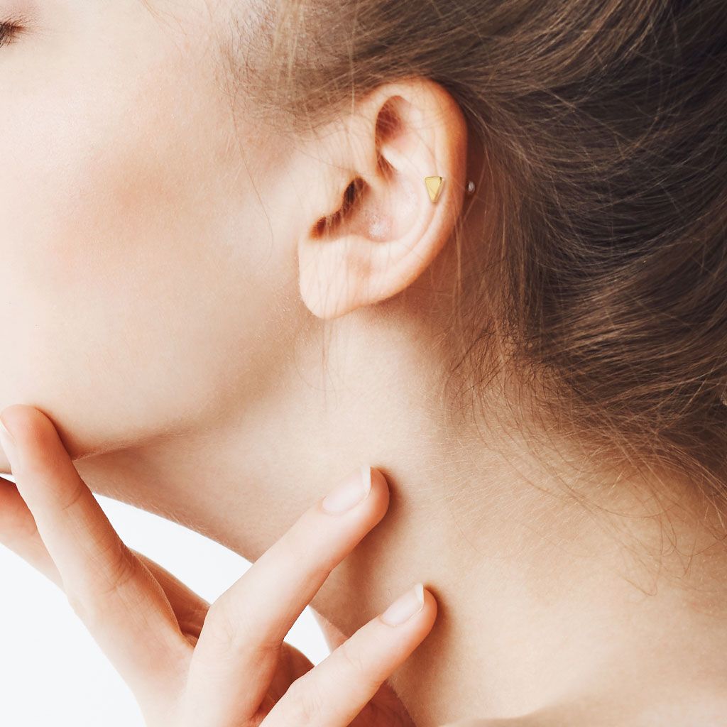 Tragus / helix barbell 1.2mm med triangelformad topp