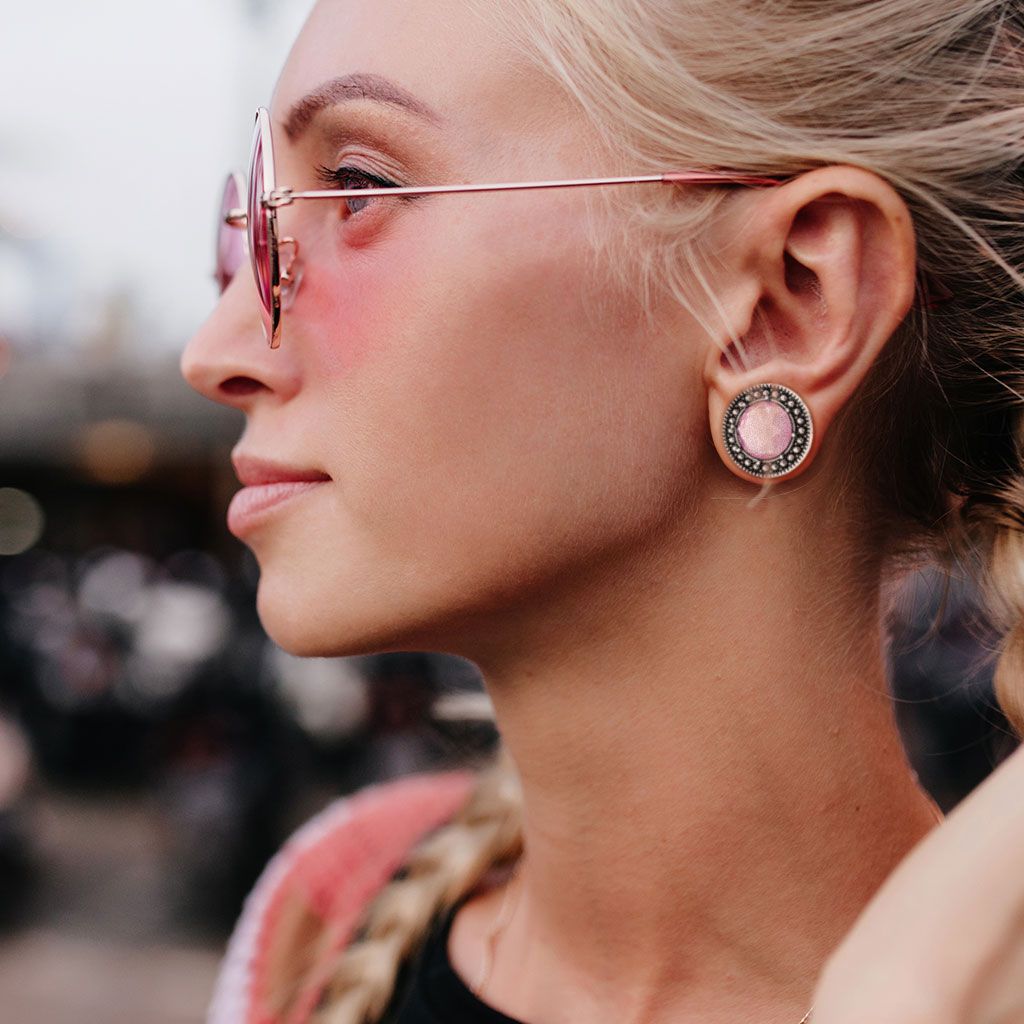 Ståltunnel med rosa sten och antik silverfront