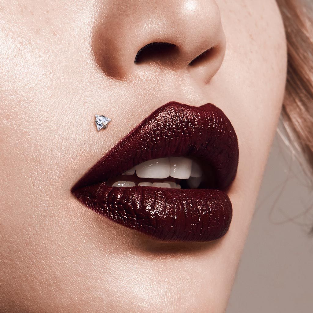 Labret i titanium 1.2mm med triangelformad CZ topp