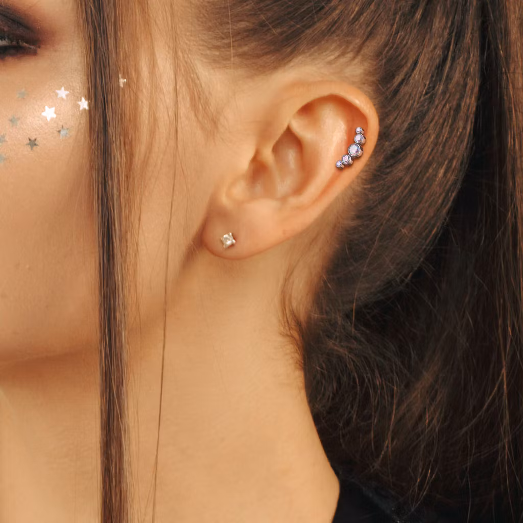 Labret i titanium 1.2mm - Böjd topp med 5st runda cubic zirconia