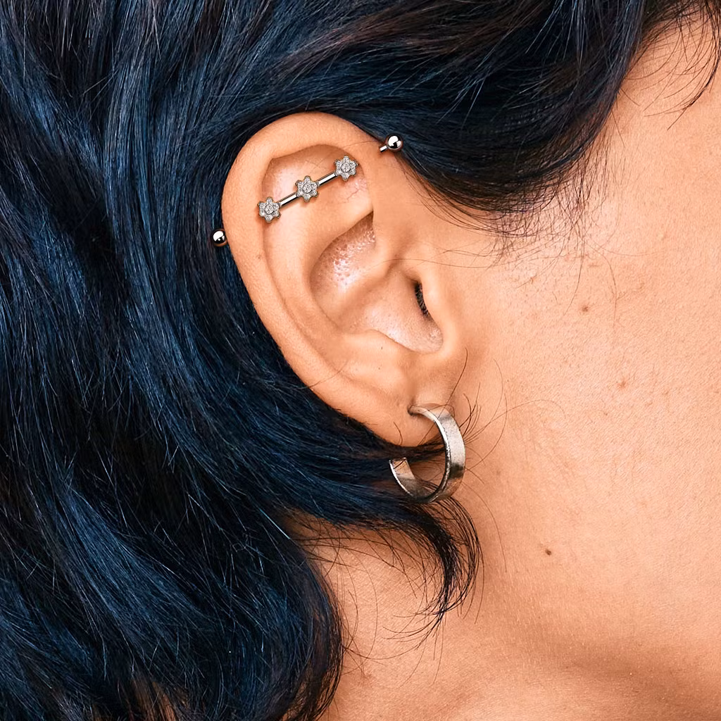 Titanium industrial barbell 1.6mm med 3st blommor med cubic zirconia
