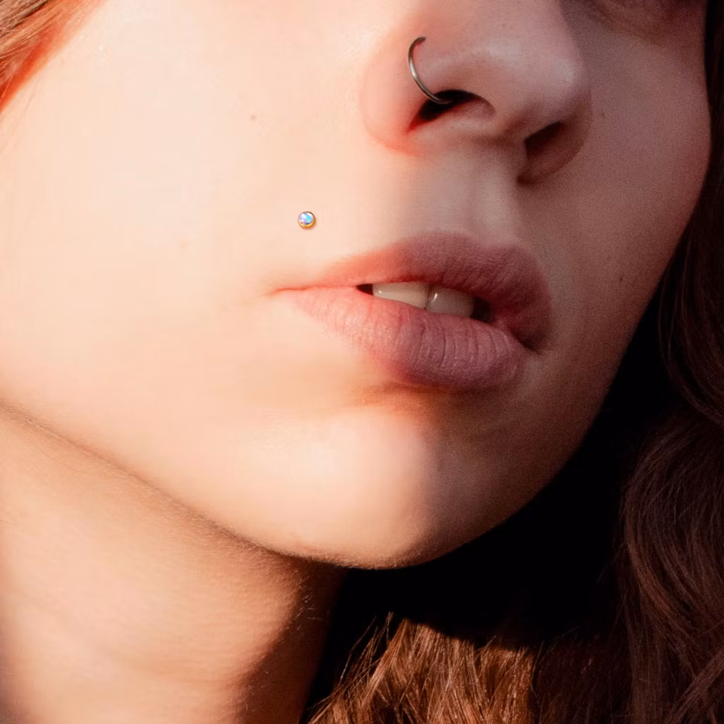 Labret 1.2mm i kirurgiskt stål med 4mm iriserande sten