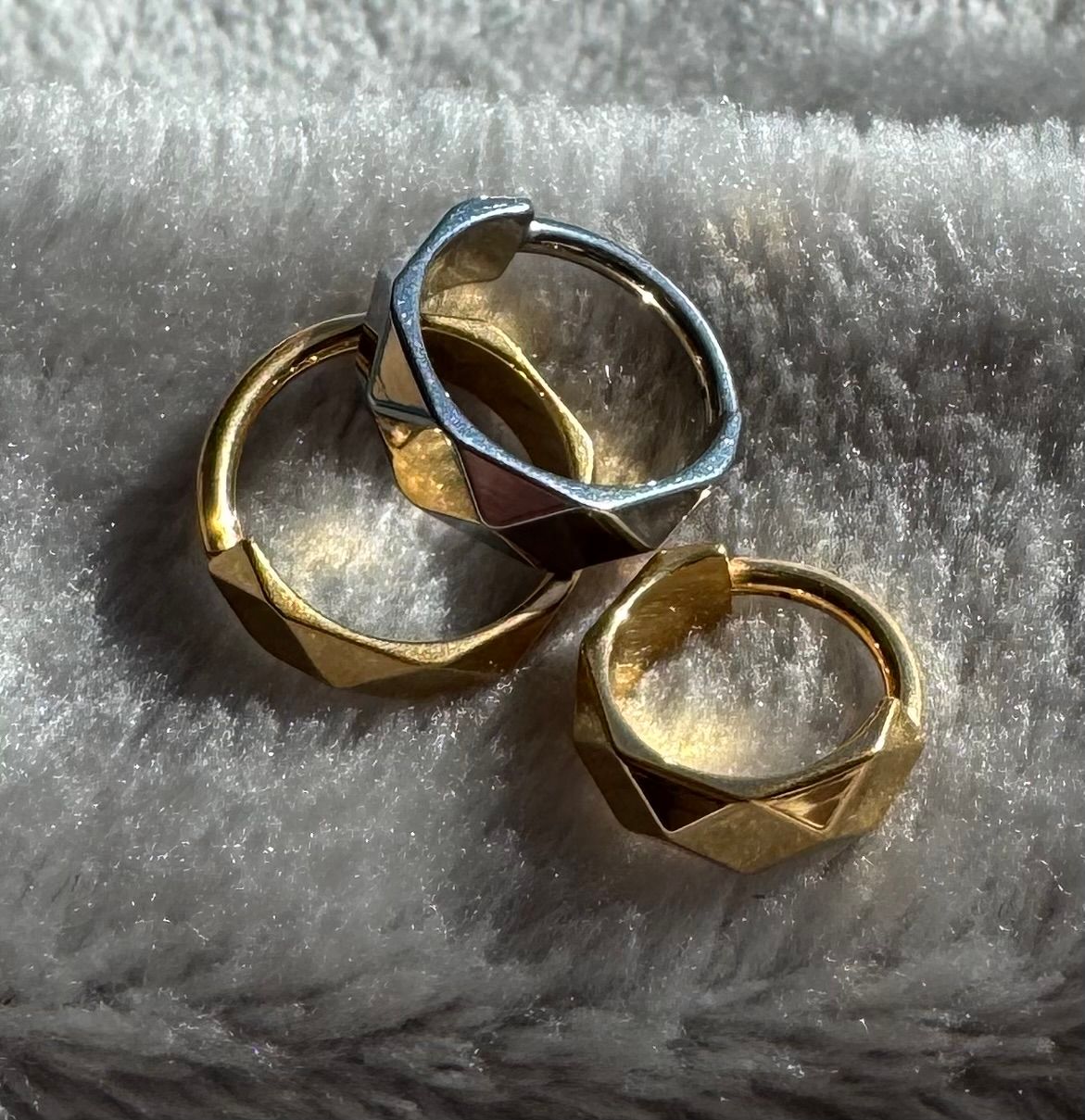Titanium ring med gångjärn 1.2mm med diamantslipad bred kant