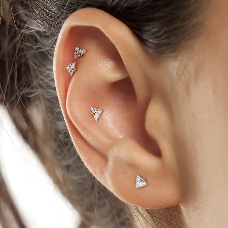 Labret i titanium 1.2mm med triangelformad CZ topp