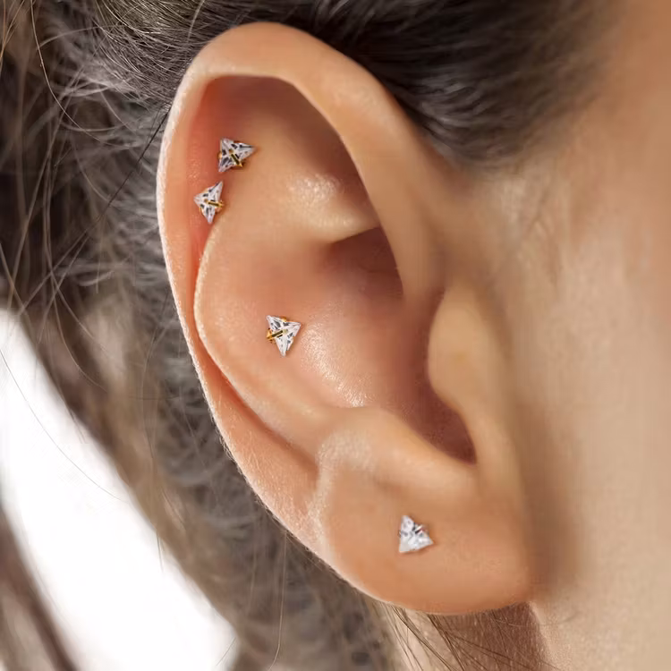 Labret i titanium 1.2mm med triangelformad 3mm CZ topp