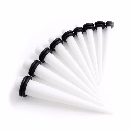 Töjning / Taper i vit akrylplast med svarta O-ringar