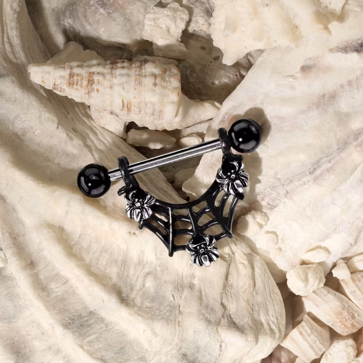 Bröstsmycke med spindlar i nät - kirurgiskt stål / mässing