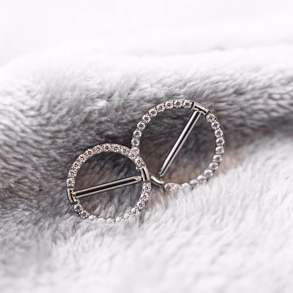 Titanium bröstsmycke - rund nipple clicker med cubic zirconia