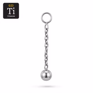 Hänge i titan med kedja & blank kula – Add-on till ringar & piercings