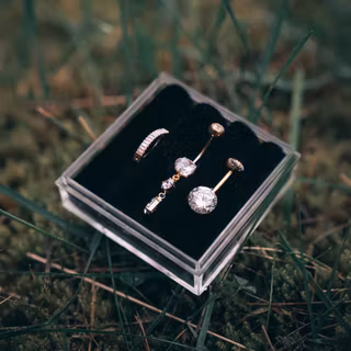 Navelpiercing 3-pack i titan – Luxury Gold Collection (10mm) + Förvaringsask