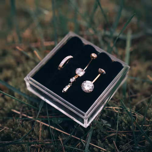 Navelpiercing 3-pack i titan – Luxury Gold Collection (10mm) + Förvaringsask