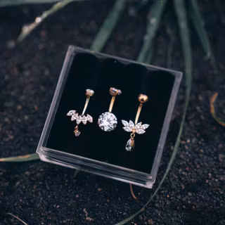 Navelpiercing 3-pack i titan – Glam Collection (8mm) + Förvaringsask