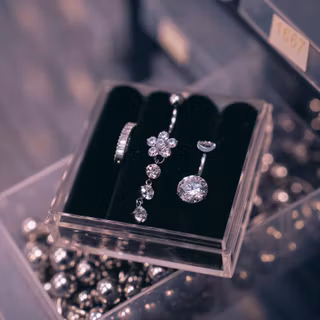 Navelpiercing 3-pack i titan – Floral Diamond Collection (10mm) + Förvaringsask