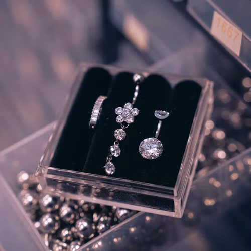 Navelpiercing 3-pack i titan – Floral Diamond Collection (10mm) + Förvaringsask