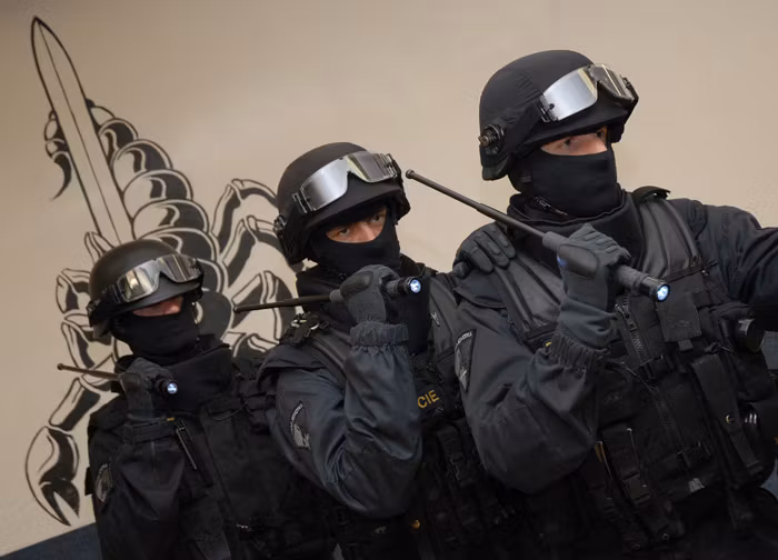 ESP 16" Teleskopbatong i härdat stål inkl. hölster
