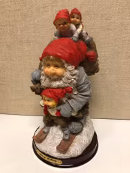 Kopia ROLF LIDBERG. Tomte åker skidor med nissarna, konstmassa, RBA 811, Olofström