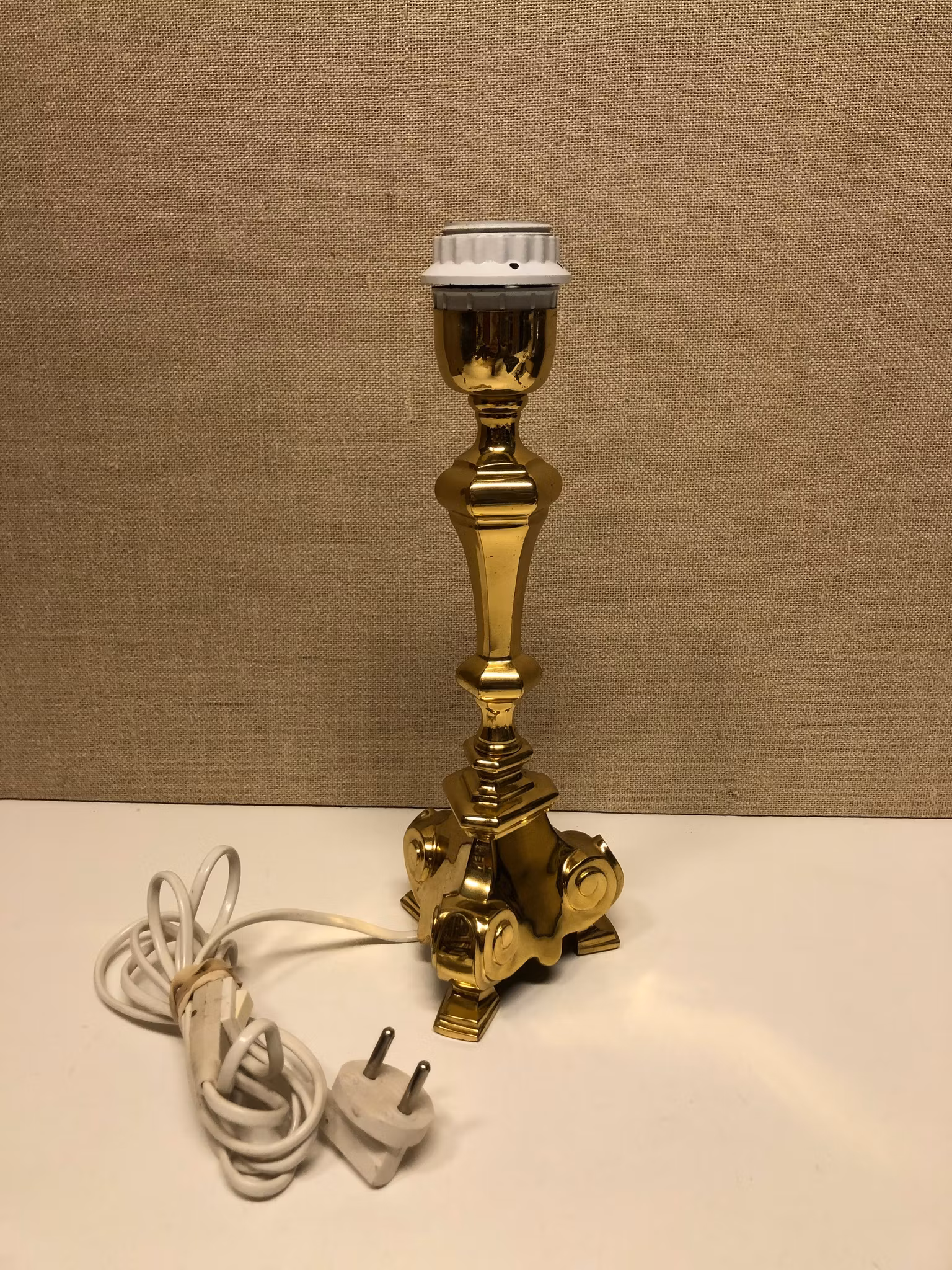 BORDSLAMPA, mässing, barockstil, 1900-talets andra hälft.