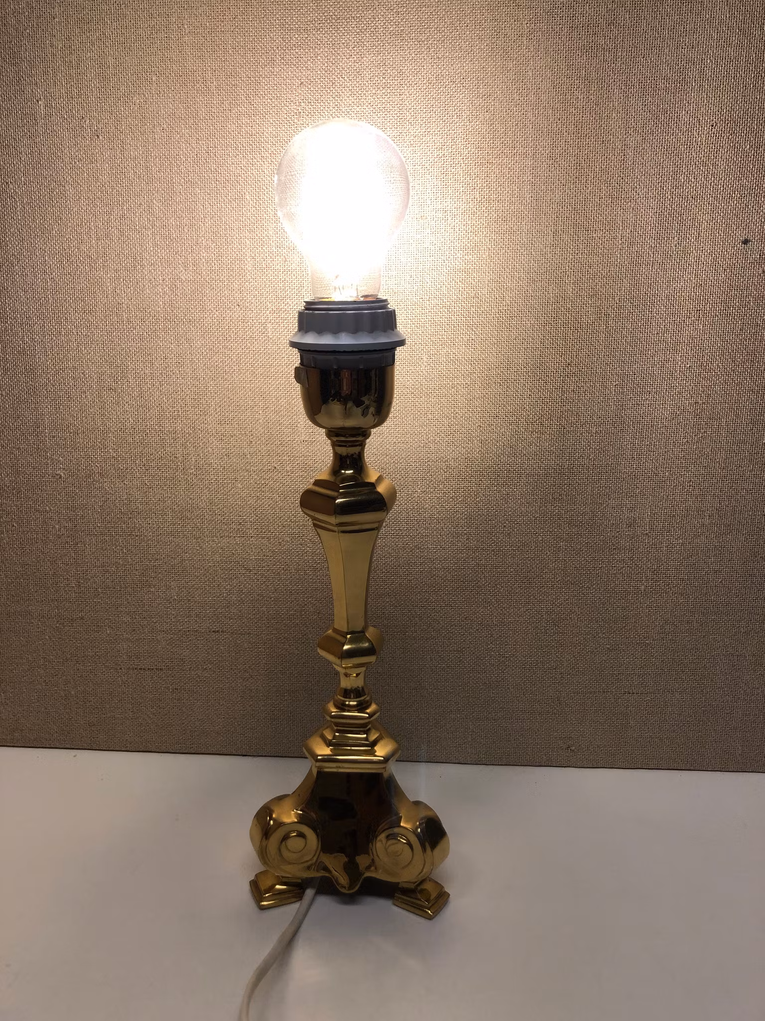 BORDSLAMPA, mässing, barockstil, 1900-talets andra hälft.