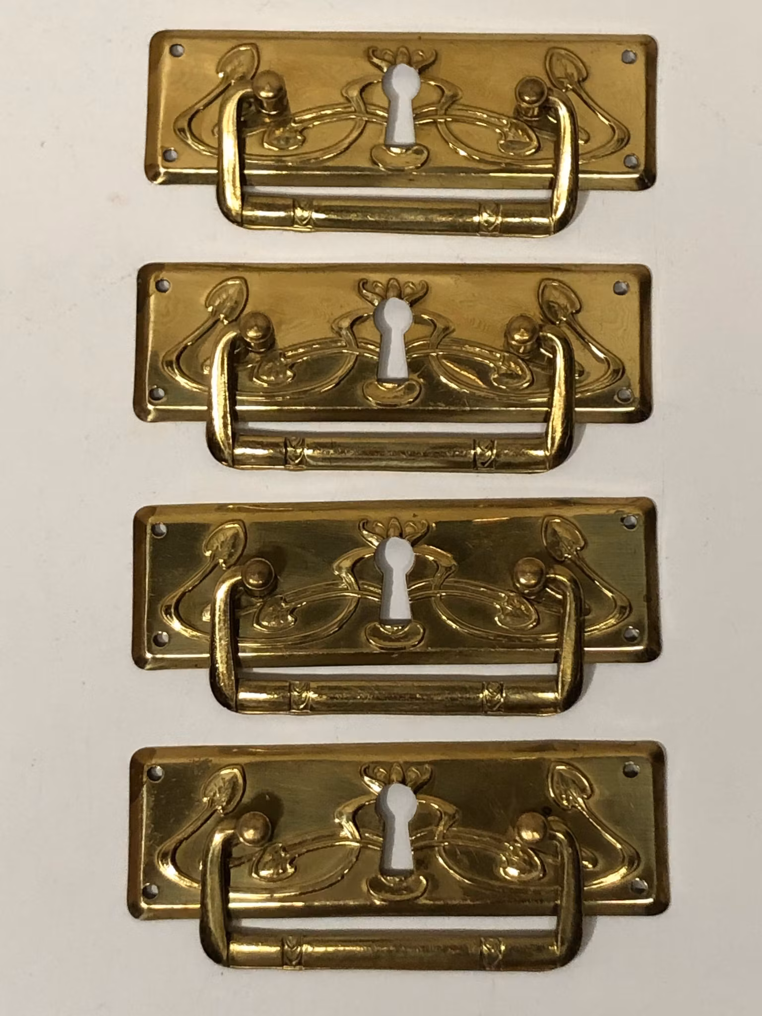 MÖBELHANDTAG 4 st. mässing, Jugend, 1900.