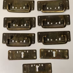 MÖBELBESLAG 9 st. mässing, Jugend, 1900-talets början.