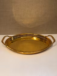 BRICKA, metall, guldfärgad, 1900-talets andra hälft.