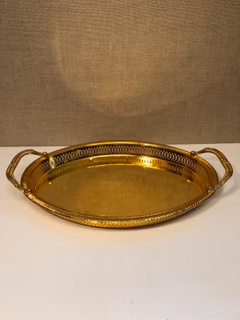 BRICKA, metall, guldfärgad, 1900-talets andra hälft.