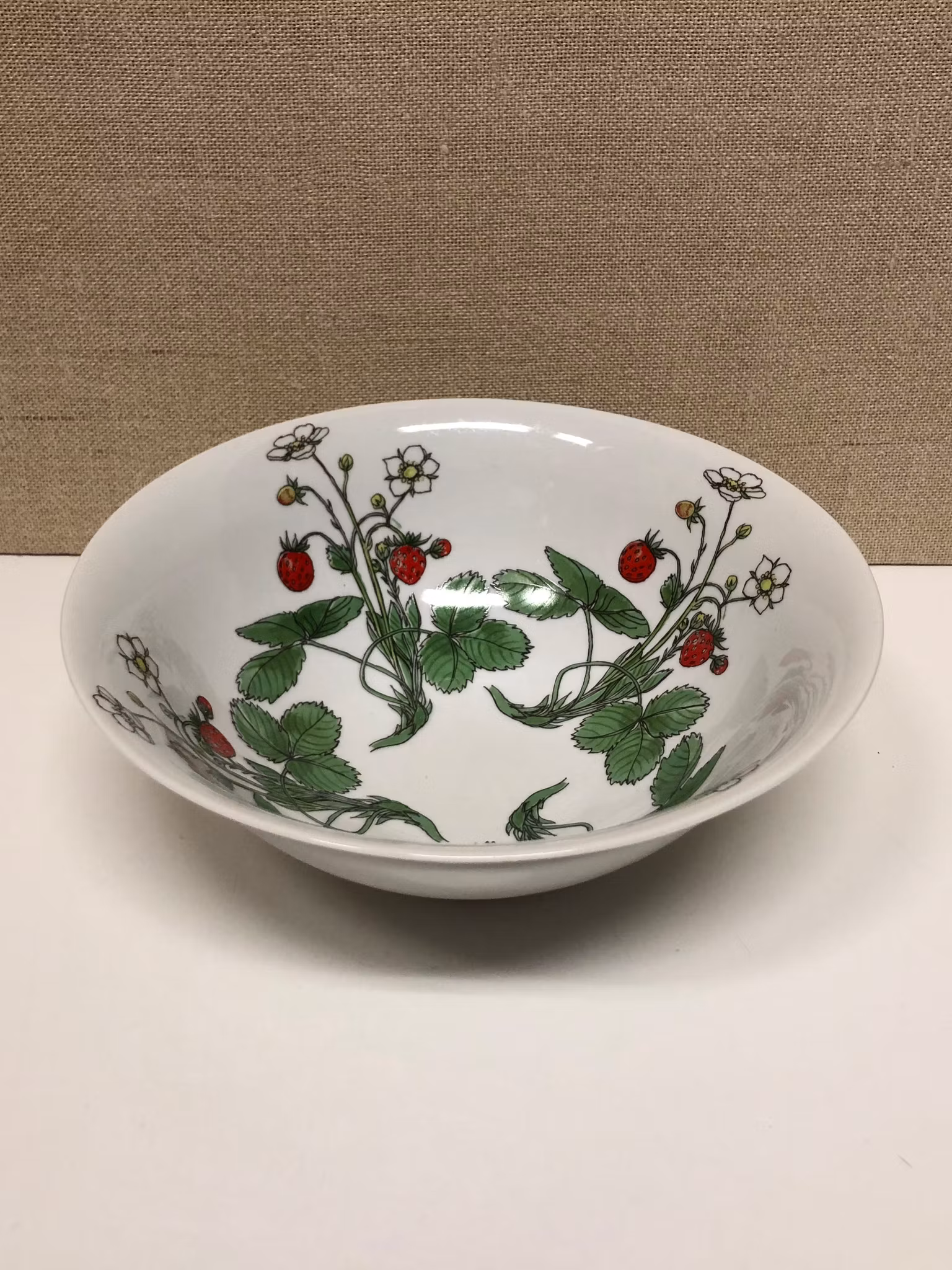 SKÅL, porslin,  "Smultron" Marguerite  Walfridsson, Ikea.