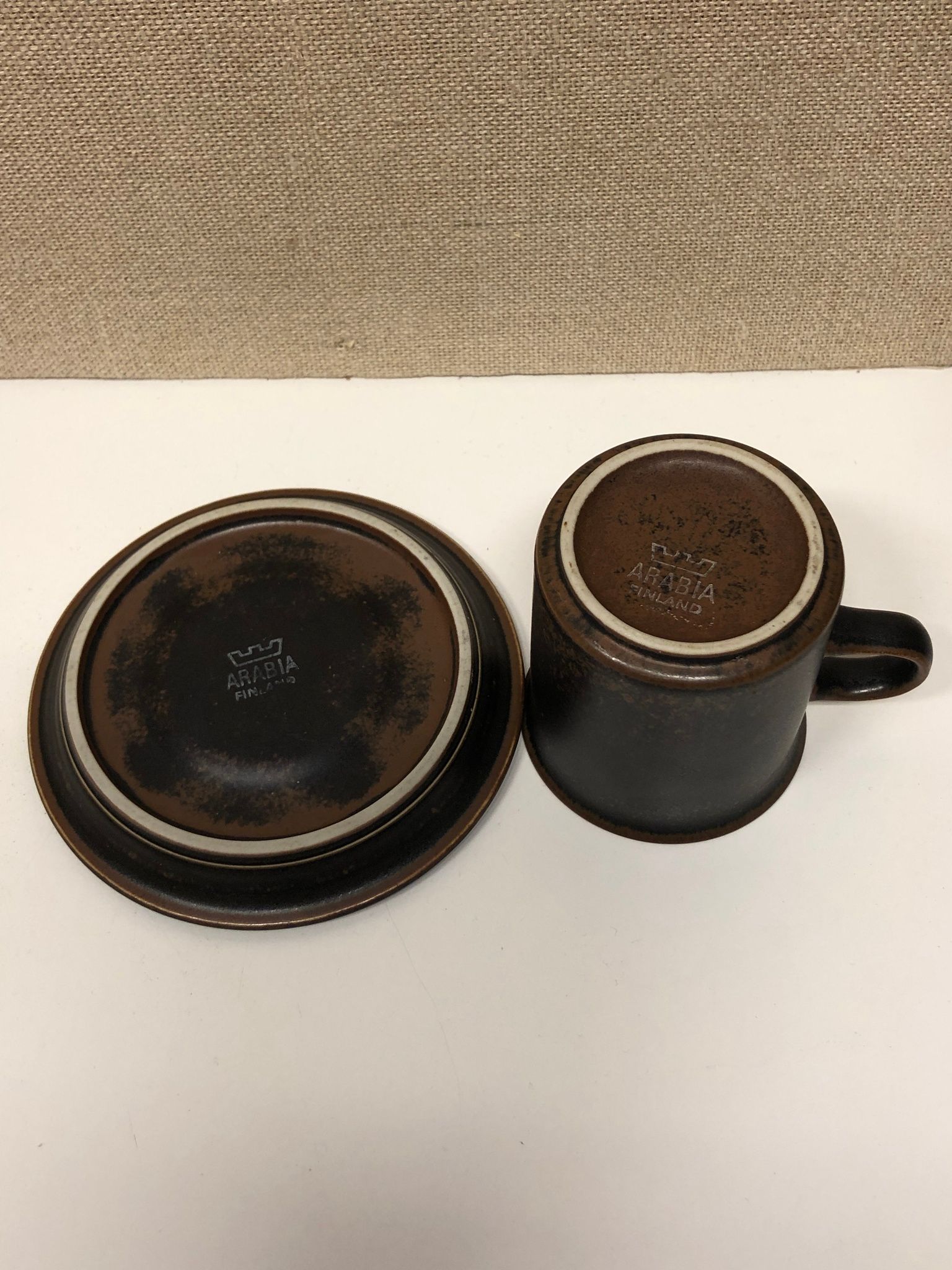 KAFFEKOPP MED FAT, stengods "Ruska" Ulla Procopé, Arabia.