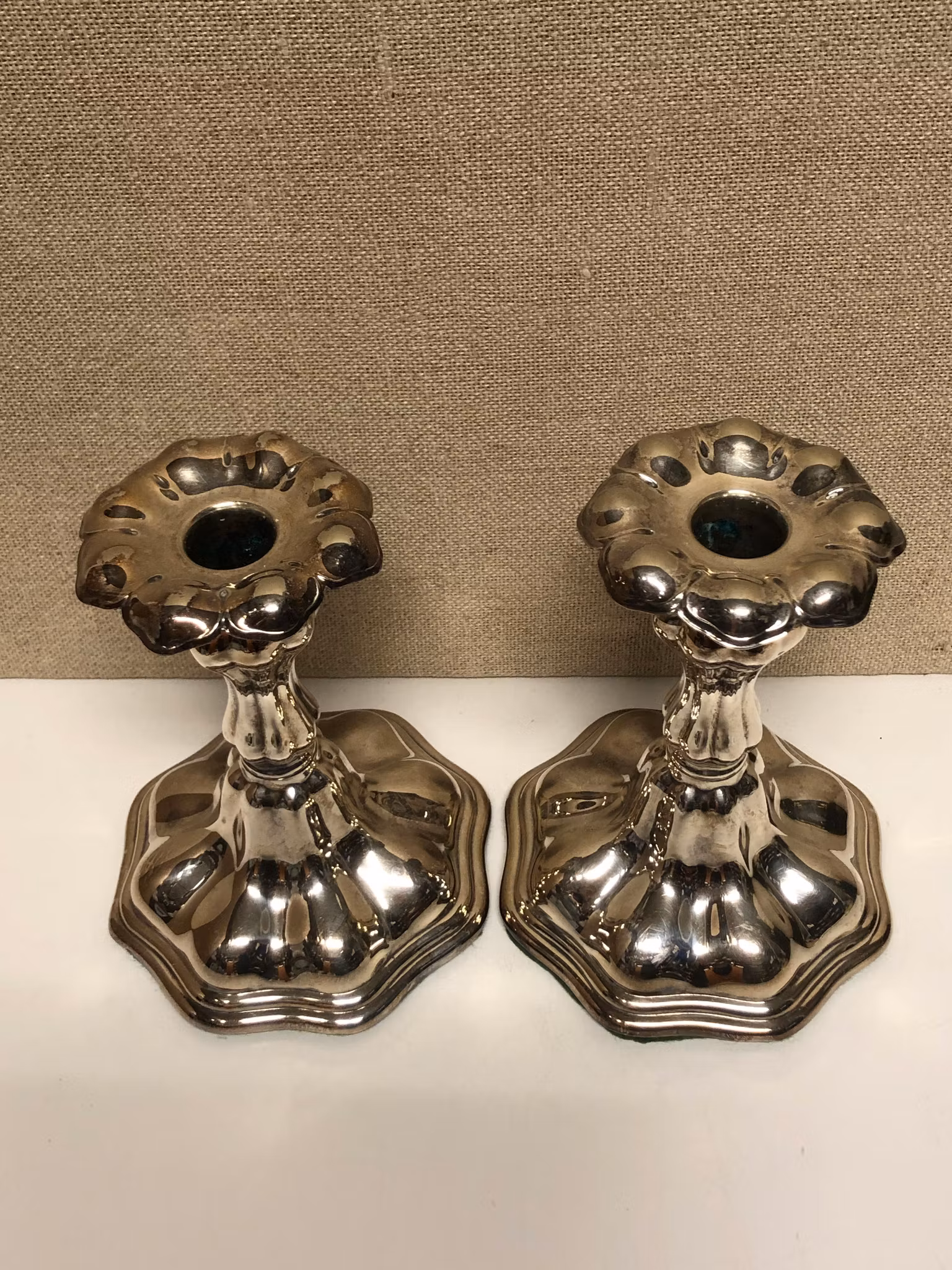 LJUSSTAKAR, ett par, nysilver, 1900-talets mitt.