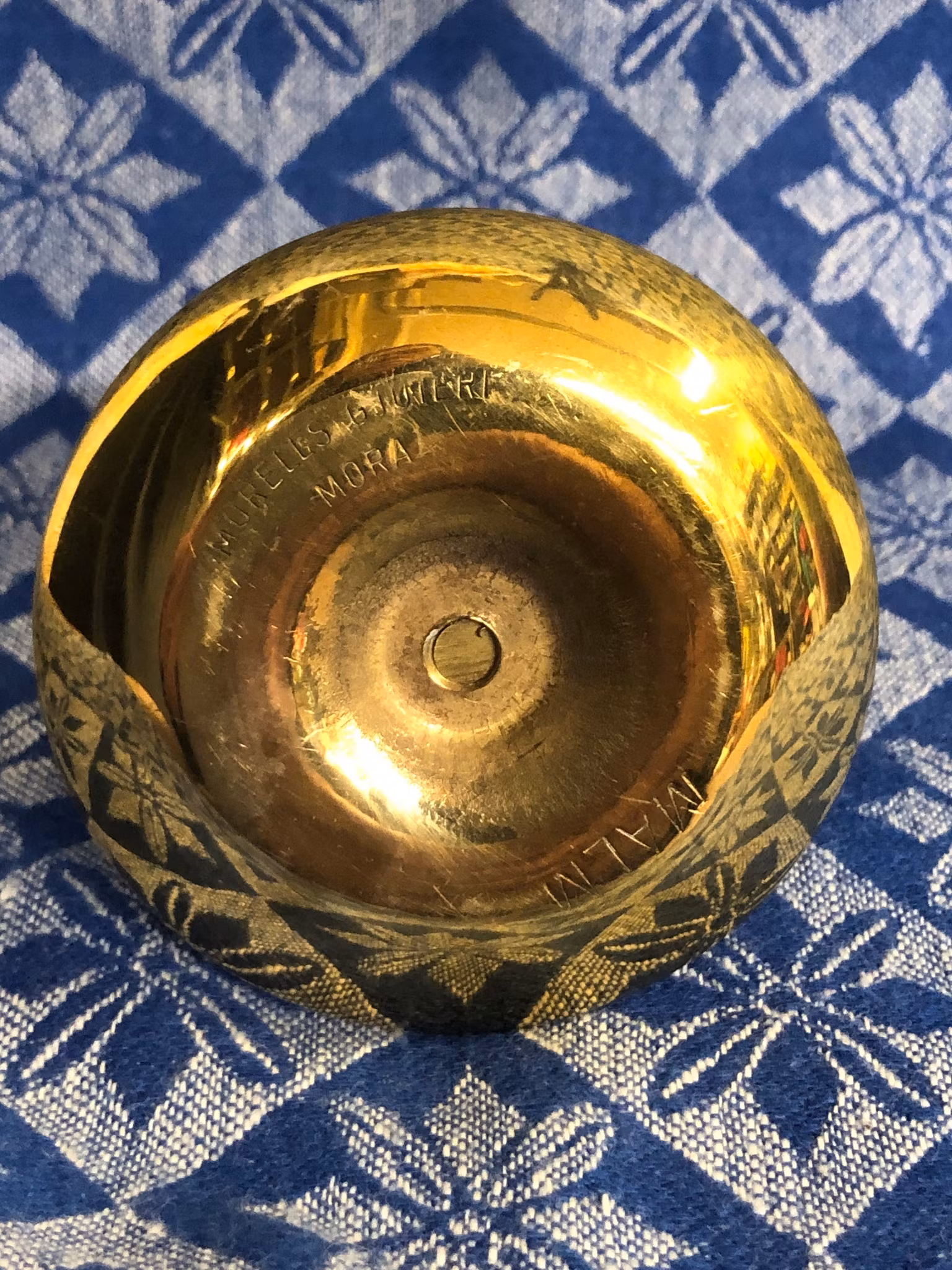 KONTORS/KAMMARLJUSSTAKE, malm, Morells gjuteri; Mora, 1900-talets andra hälft.