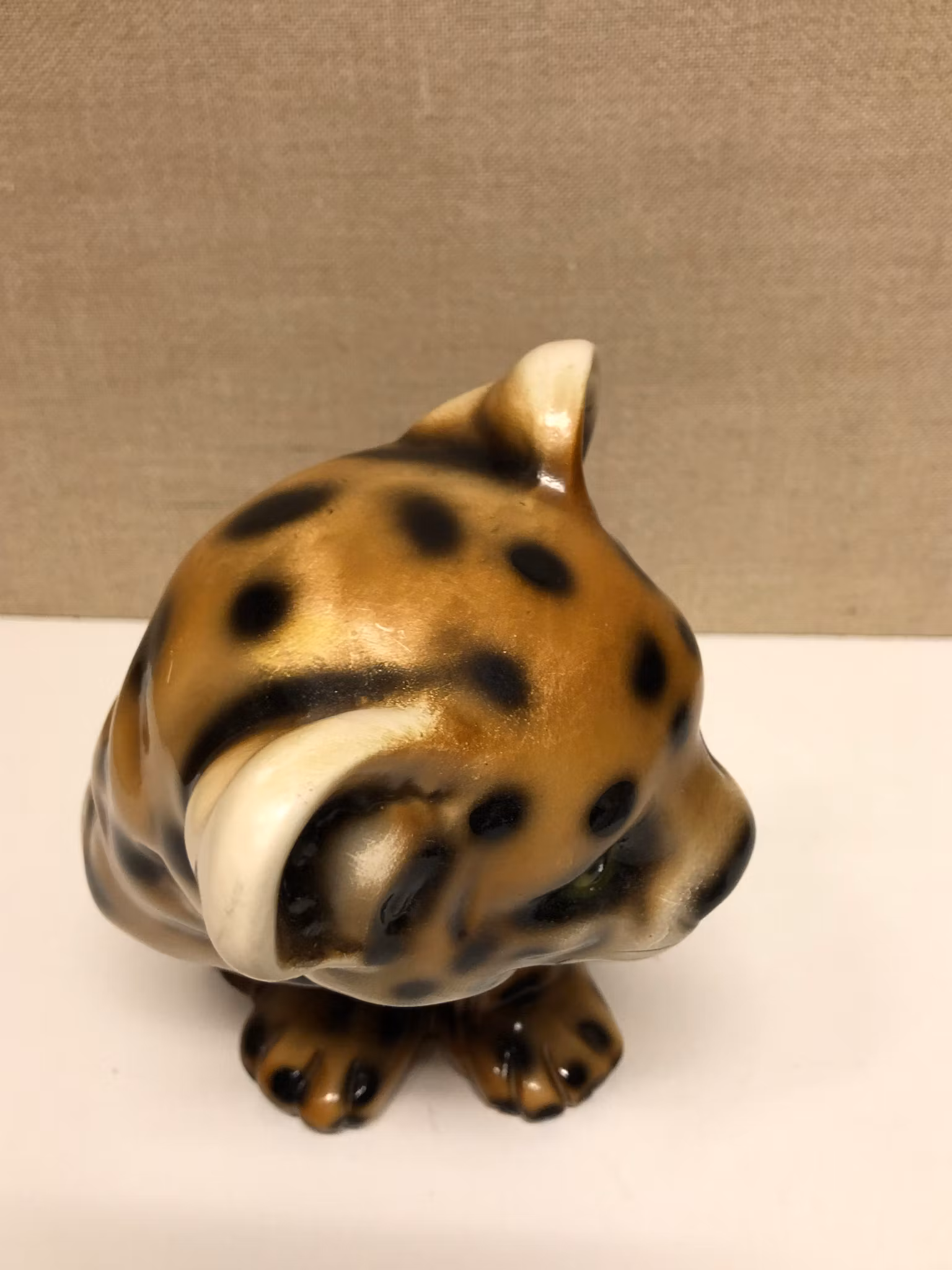 FIGURIN, Stor leopard unge, keramik, 1900-talets andra hälft.