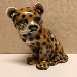 FIGURIN, Stor leopard unge, keramik, 1900-talets andra hälft.
