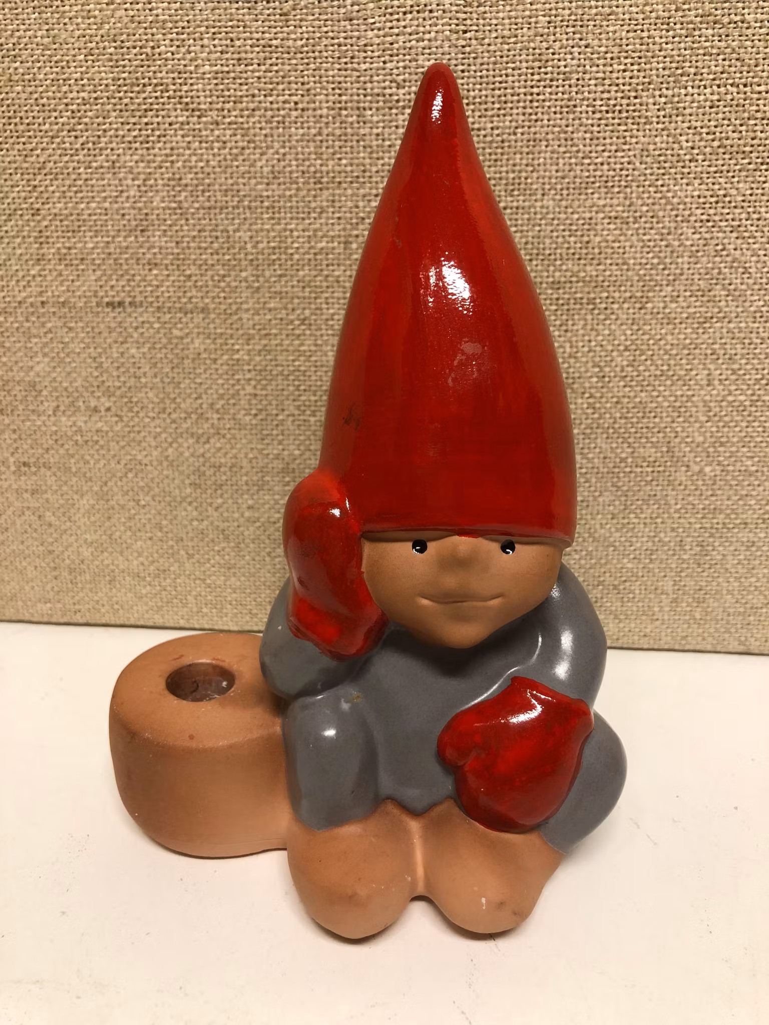 FIGURIN, Ljusstake, Sittande tomte, Lisa Larson Gustavsberg 1900-tal