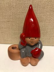 FIGURIN, Ljusstake, Sittande tomte, Lisa Larson Gustavsberg 1900-tal